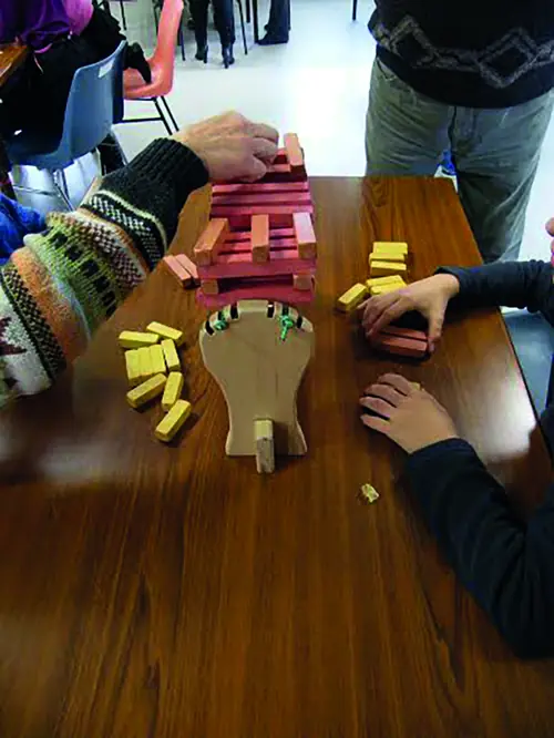 Photo : enfants et adultes autour des jeux