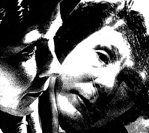 Photo : Angèle Vannier dans un reflet de miroir