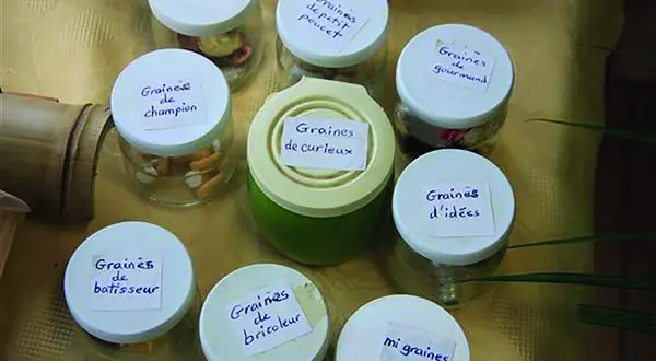Photo : les pots de graines étiquetés de la bourse aux graines
