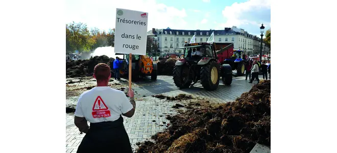 Photo : les agriculteurs et leurs tracteurs dans la manifestation