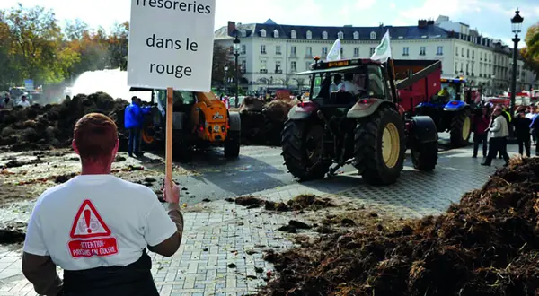 Photo : les agriculteurs et leurs tracteurs dans la manifestation