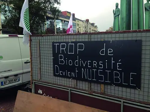 Photo : la banderole « Trop de biodiversité devient nuisible »