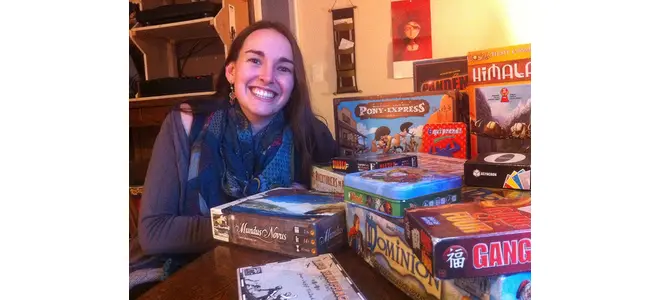 Portrait de Lola Rouzic entourée de jeux de société