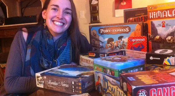 Portrait de Lola Rouzic entourée de jeux de société