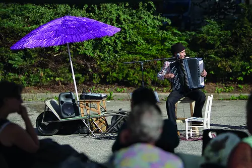Photo : Olivier en concert au marché de Gentioux