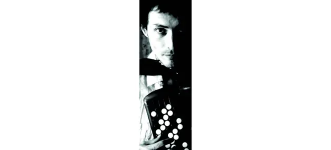 Photo : Olivier Philippson, accordéon en mains