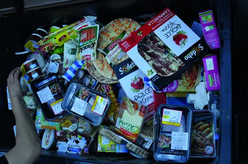 Photo : la poubelle d’un Intermarché, un dimanche en Corrèze