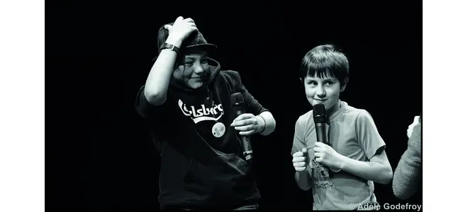 Photo : deux enfants de l’école du Colibri