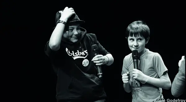 Photo : deux enfants de l’école du Colibri (photo Adèle Godefroy)