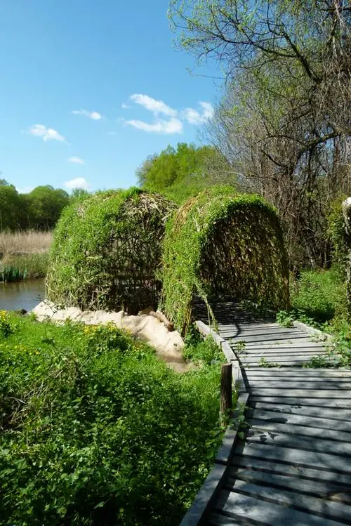 Une structure en osier sur le sentier d’interprétation du Brezou