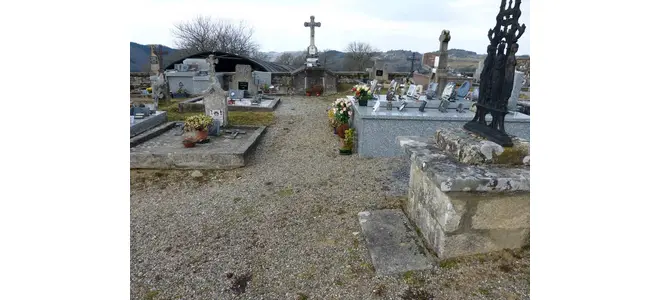 Photographie du cimetière de Saint-Bonnet-les-Tours-de-Merle avant les travaux, avec ses tombes et sa croix.