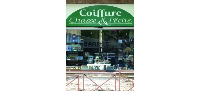 Photographie de la devanture du salon « Coiffure chasse pêche », à Brive.