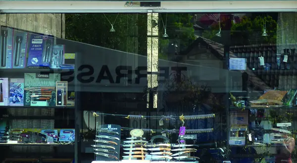La devanture du salon « Coiffure chasse pêche », à Brive