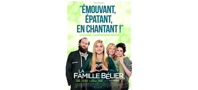 Affiche du film « La Famille Bélier » : la famille et l’héroïne devant un fond vert.