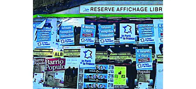 Photographie de panneaux d’affichage libre couverts d’affiches du Front national, à Tulle.