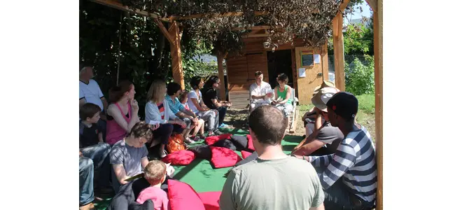 Photographie du groupe de Corrèze Environnement réuni sous une structure en bois.