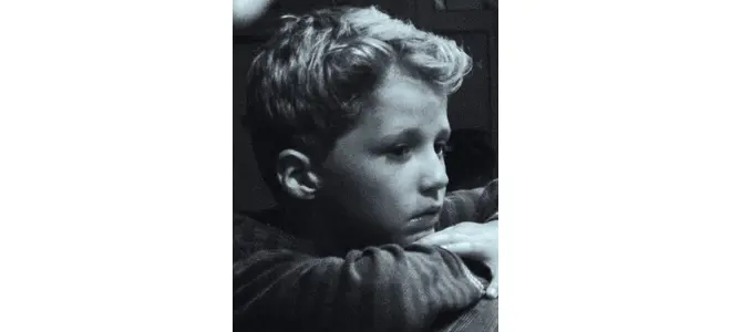 Photographie en noir et blanc d’un enfant au regard grave, pour l’article « Esprit chagrin ».