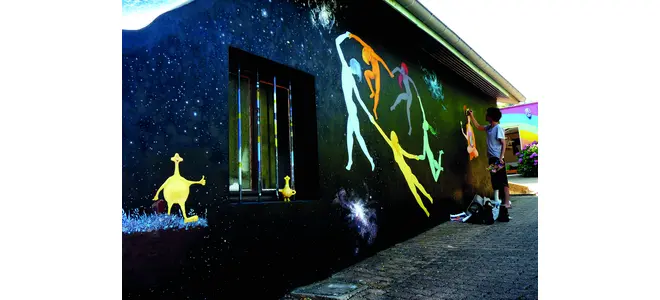 Photographie d’une fresque peinte par Flavien Sabot, avec un portrait monumental.
