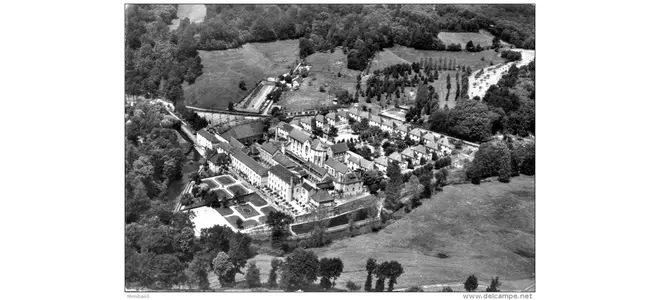 Photographie en noir et blanc du site de l’EPDA du Glandier, établissement médico-social en Corrèze.