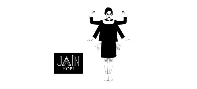 Portrait en noir et blanc de la chanteuse Jain, avec le mot « JAIN » inscrit.