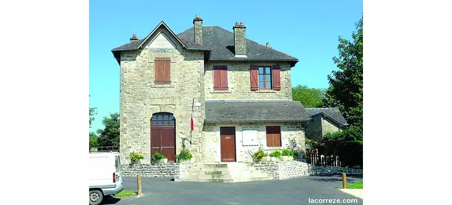 Photographie d’une maison en pierre et de ruelles à Madranges, en Corrèze.