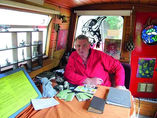 Philippe dans la salle de la péniche