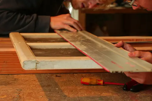 L’assemblage des palettes de la cabane