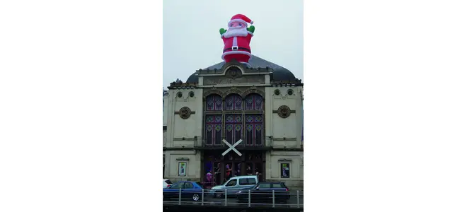 Le Père Noël gonflable du théâtre de Tulle : prix de la déco la plus pourrie 2014