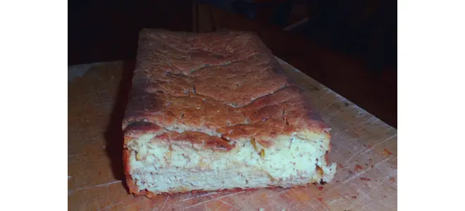Photographie d’un pain sans gluten coupé, encore tiède.