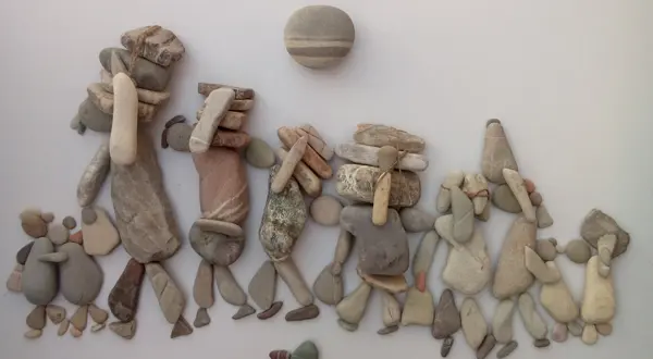 Sculpture de galets de Nizar Ali Badr pour « Corrèze Terre d’accueil »