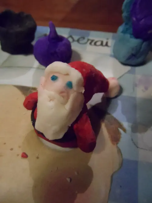La porcelaine froide : un père Noël modelé