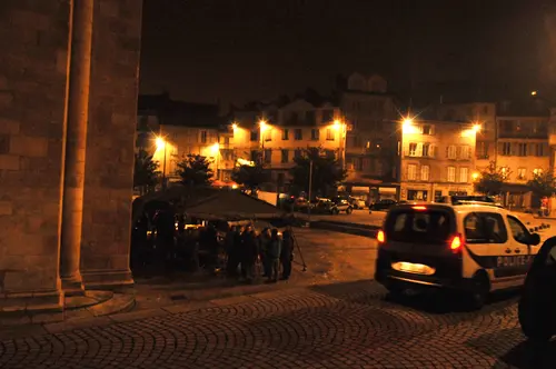 Les forces de l’ordre observent la place