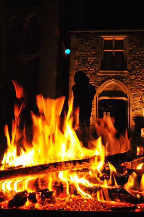 Le feu de camp de la nuit debout