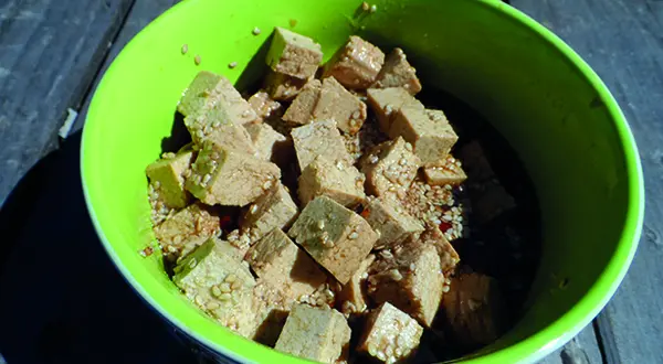 Le tofu mariné au sésame et miel