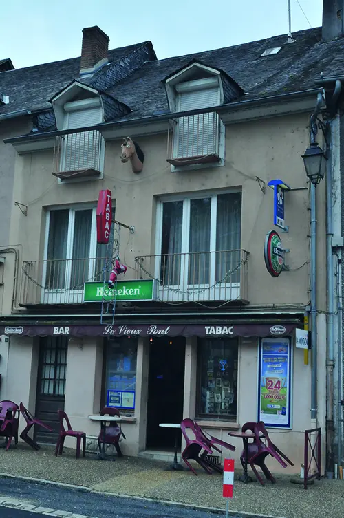 À Vigeois, Serge derrière son comptoir