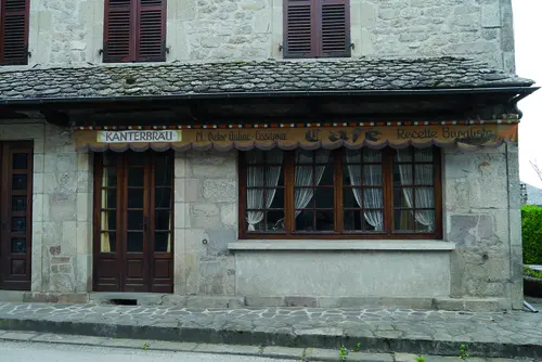 Un bistrot fermé sur la route