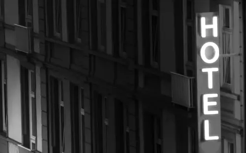 L'hôtel, la nuit