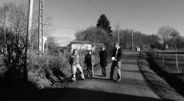 Patrick, Micheline, Nadine et Alain : à gauche le poulailler, à droite le verger