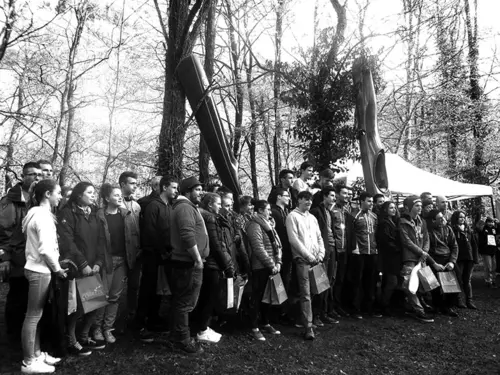 Sous les arbres, au bord du parcours