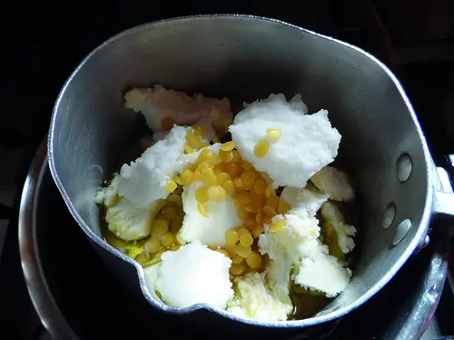 La préparation de la crème solaire