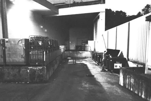 Une poubelle de supermarché
