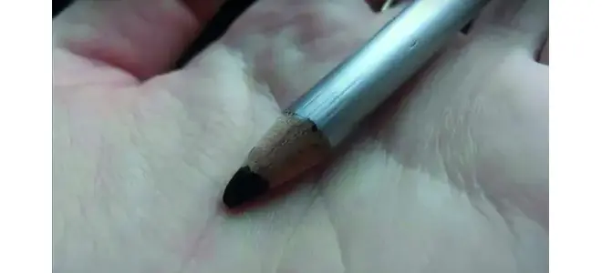 Le crayon noir pour les yeux de Paulette