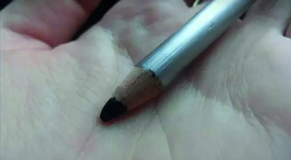 Le crayon noir pour les yeux de Paulette