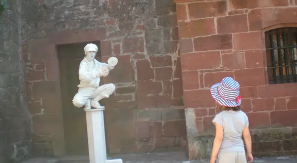 Collonges-la-Rouge : la statue vivante