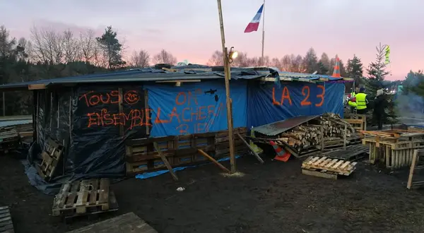 Douce occupation : les gilets jaunes de la D23