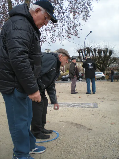 Les joueurs de pétanque de la place Thiers