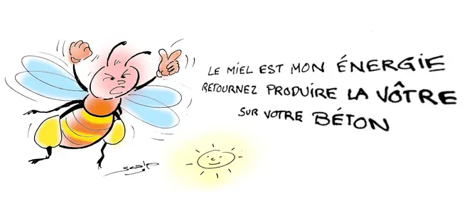 Dessin d’une abeille tenant une pancarte « Le miel est mon énergie renouvelable, pourquoi pas votre béton ? » devant des panneaux photovoltaïques
