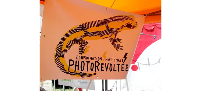 Affiche orange du Printemps Photorévolté avec une salamandre et le texte « Coordination nationale Photorévoltée »