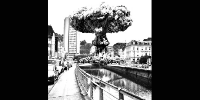 Tulle avec une explosion nucléaire