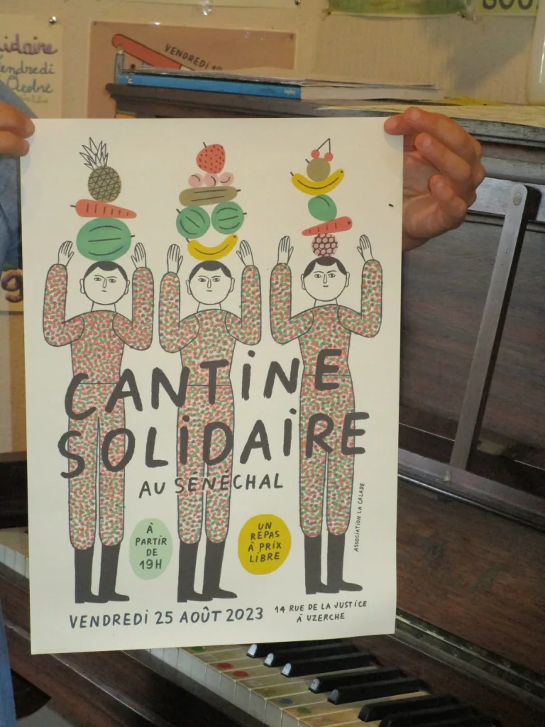 Photographie d'une affiche « Cantine solidaire » posée sur un piano